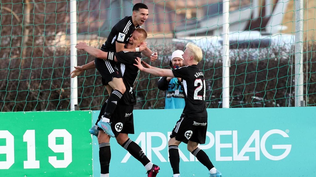 FC Lahti juhlimassa voittomaalia Maarianhaminassa.