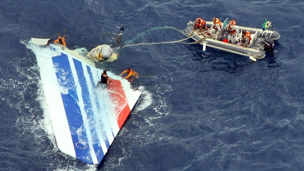 Lentokoneen valmistanut Airbus on syyttänyt onnettomuudesta lentäjien virhettä.