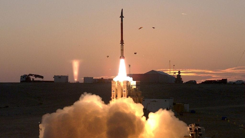 David's Sling -ilmatorjuntajärjestelmän ohjus joulukuussa 2015.