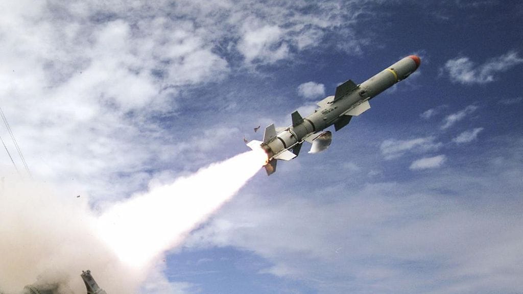 Laivasta ammuttu Harpoon-ohjus. Taiwan hankkii ohjusten maalta laukaistavia versioita.