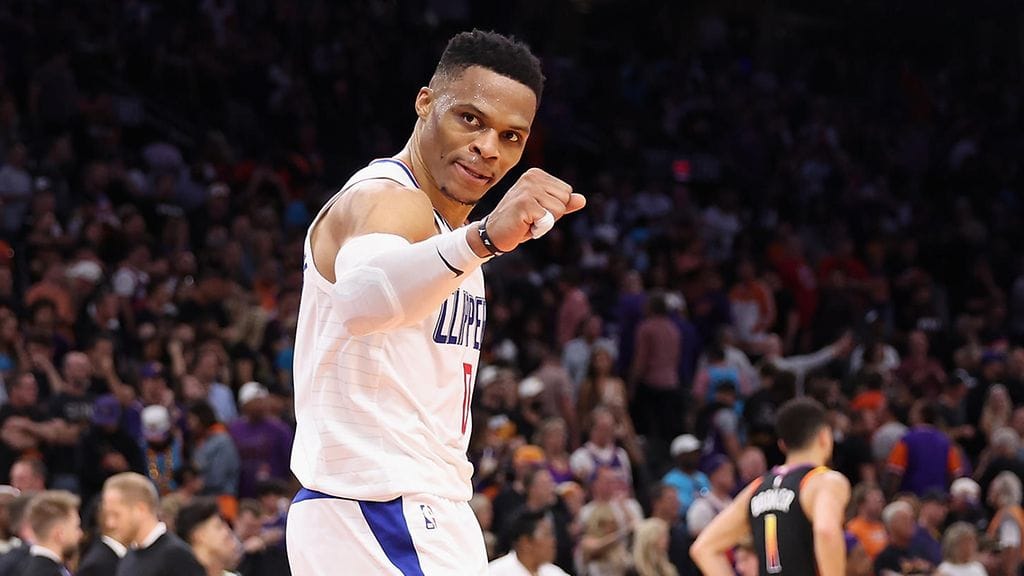 Russell Westbrook kimpaantui vastustajan kannattajalle Phoenixissa.