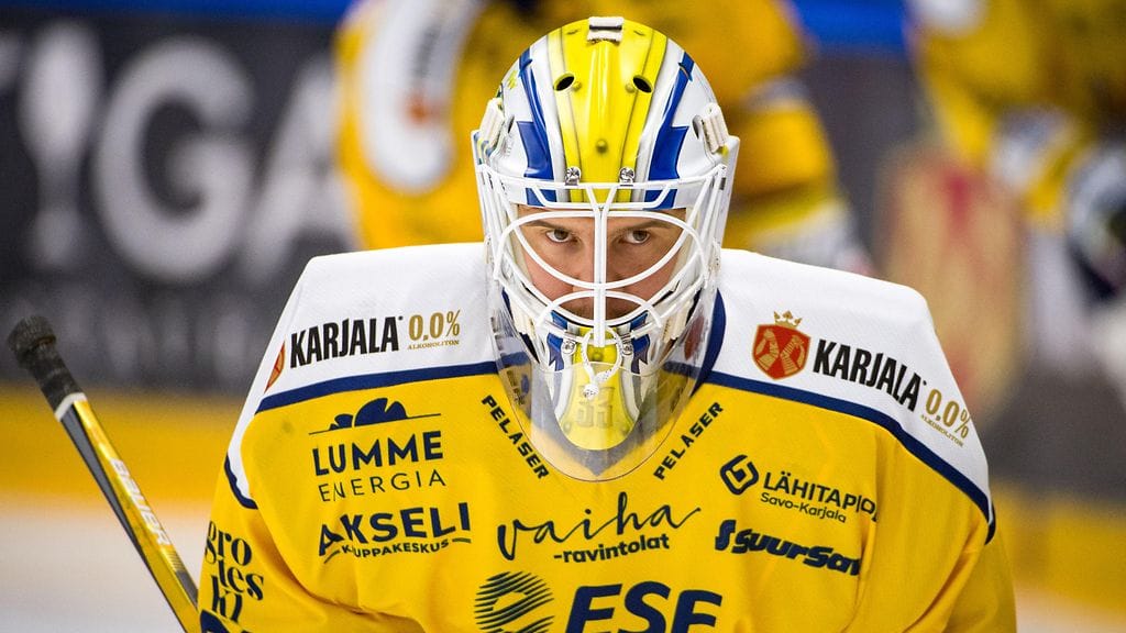 Karolus Kaarlehto siirtyy Ässien tolppien väliin.