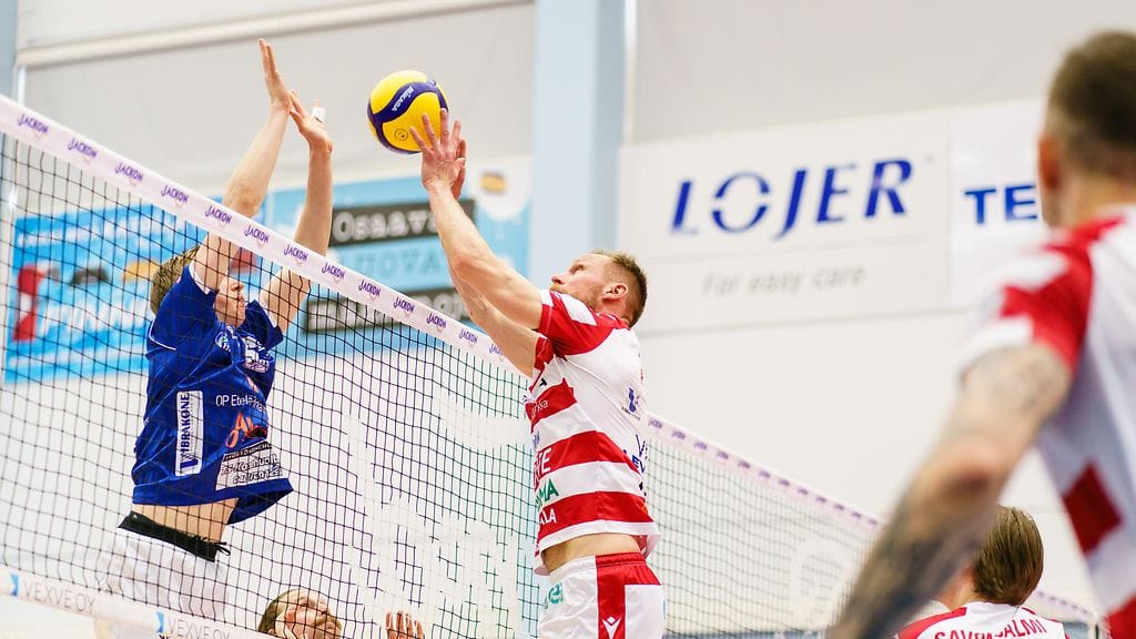 VaLePan Mikko Esko (oik.) juhlii uransa seitsemättä Suomen mestaruutta.