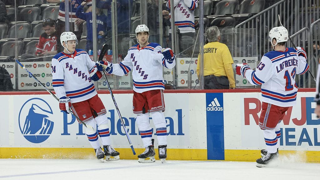 Kaapo Kakon (vas.) edustama New York Rangers avasi pudotuspelit 5-1-murskavoitolla.