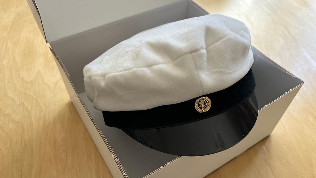 ylioppilaslakki laatikossa