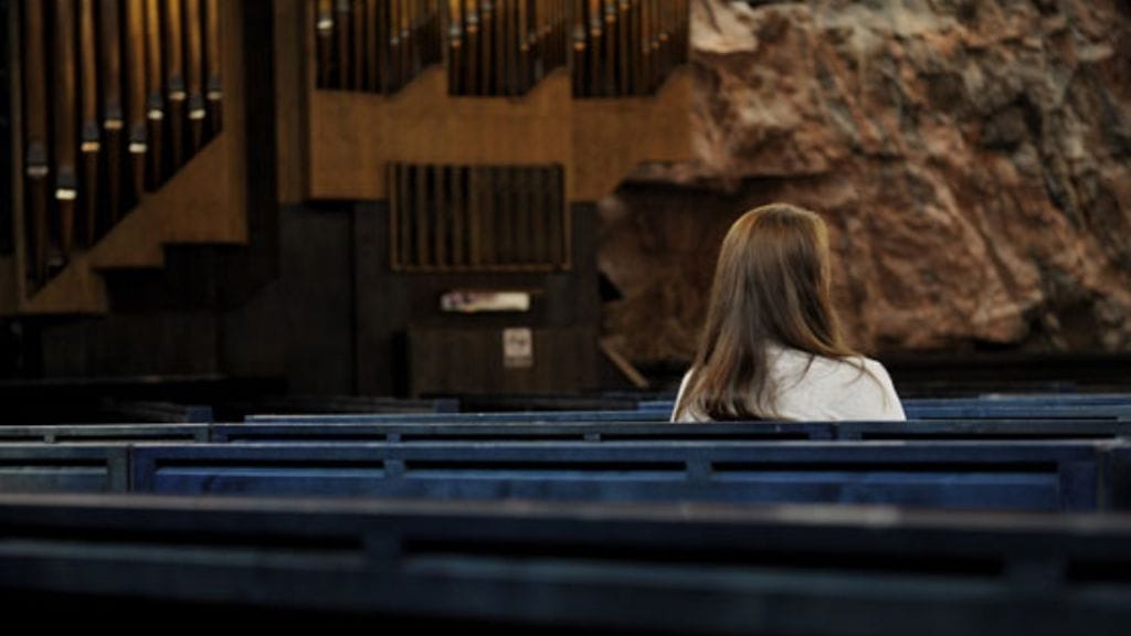 Sadinmaan mielestä seurakunnan rahat menevät uusiin rakennuksiin sielunhoidon kustannuksella. Kuvituskuva. Kuvan henkilö ei liity juttuun.