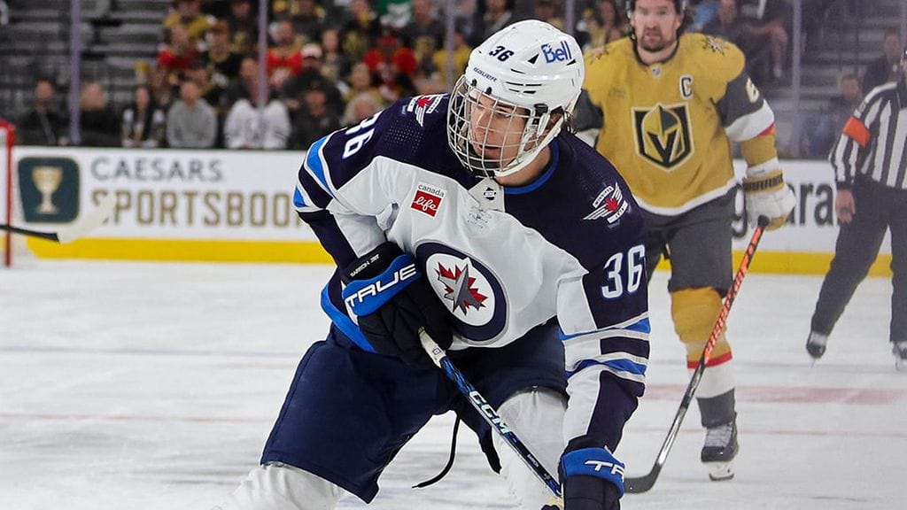 Luistin viilsi Winnipeg Jetsin Morgan Barronin kasvoja, ja hyökkääjä palasi kaukaloon häkkikypärässä.