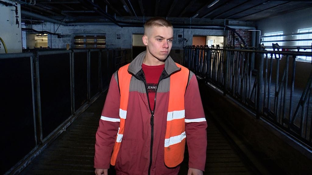 Anssi Moilanen oli viimeisiä vankeja, jotka hoitivat lypsykarjaa Pelson vankilassa. Nyt karja on myyty ja edessä on muutto uuteen vankilaan.