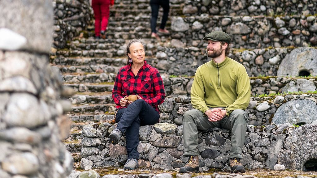 Puruvedellä Hytermän saarilla on huomattu jälkiä ilkivallasta Työnmuisto-muistomerkin portailla ja rantakivissä.