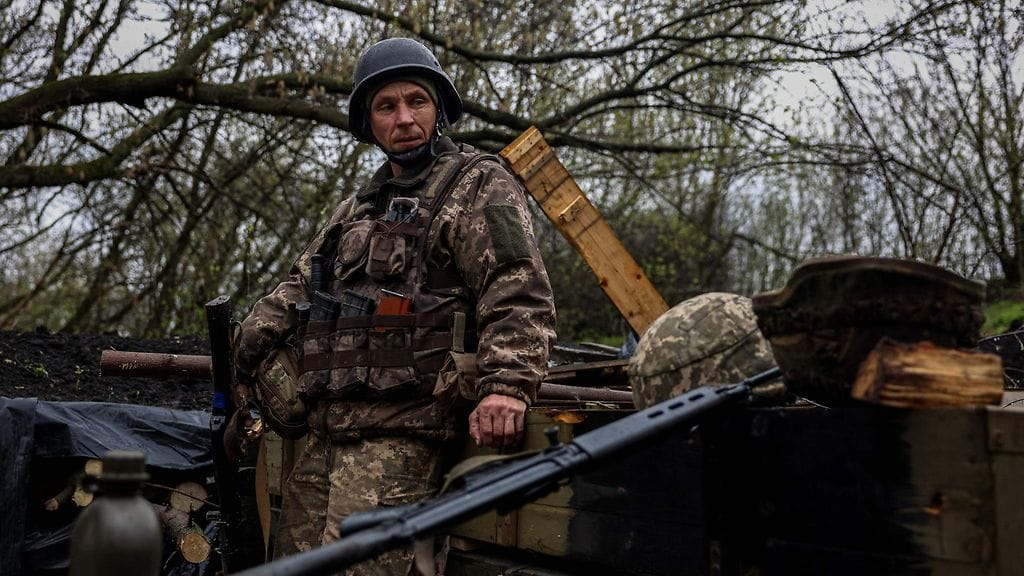 Ukrainalaissotilas juoksuhaudassa 13. huhtikuuta Itä-Ukrainassa.