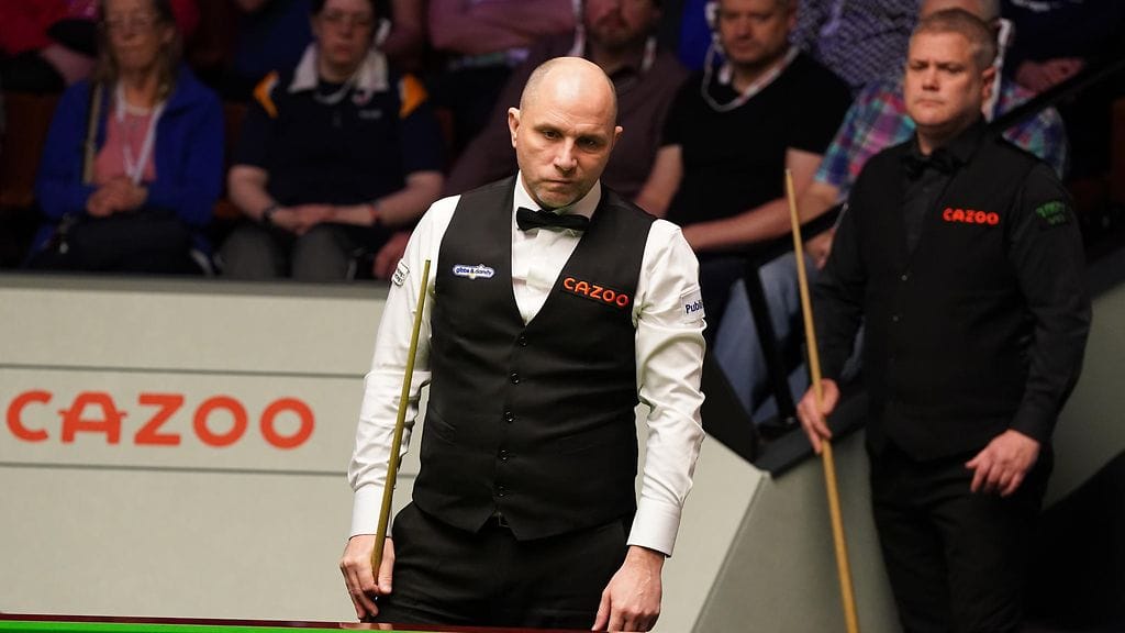 Torstai ei ollut Joe Perryn päivä snookerin MM-kisoissa. Robert Milkins (takana) kehitti hirmukirin.