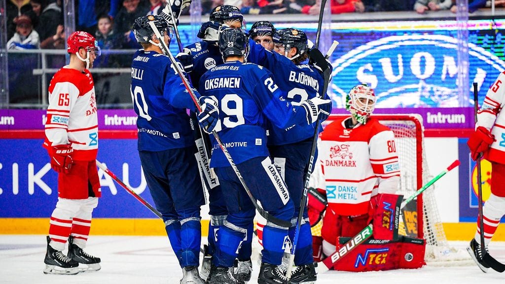 Suomi juhlimassa Antti Tuomiston tekemää 1–0-maalia Tanskaa vastaan.