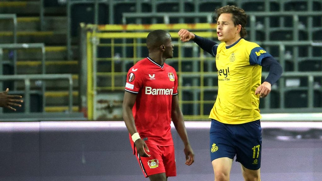 Casper Terho (oik.) tuulettaa osumaansa.