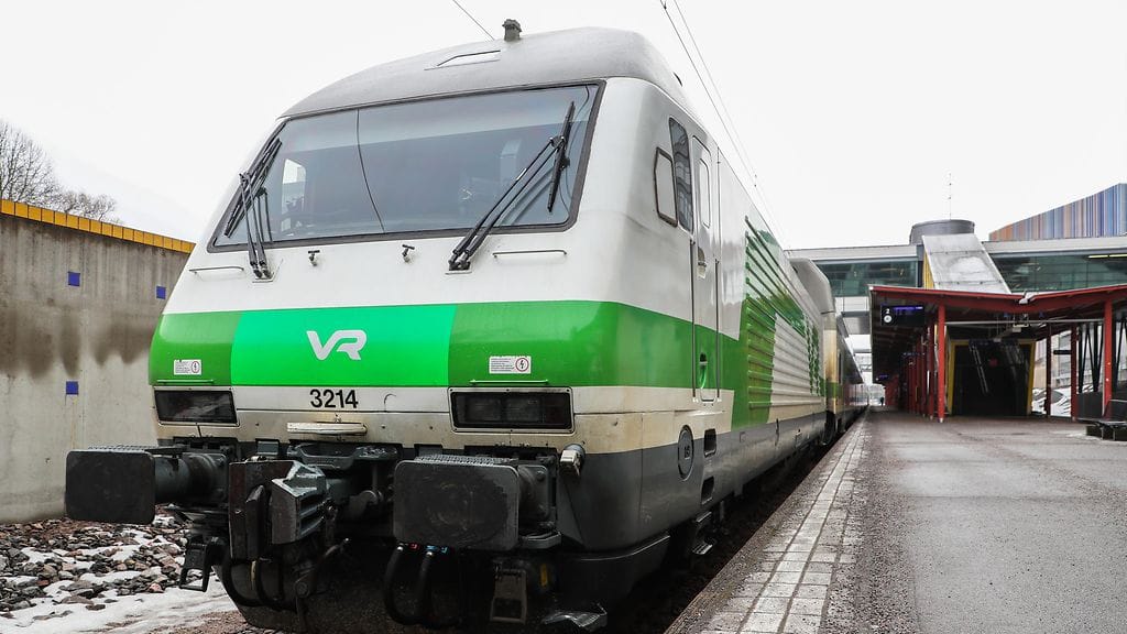 Juna Kupittaan asemalla.