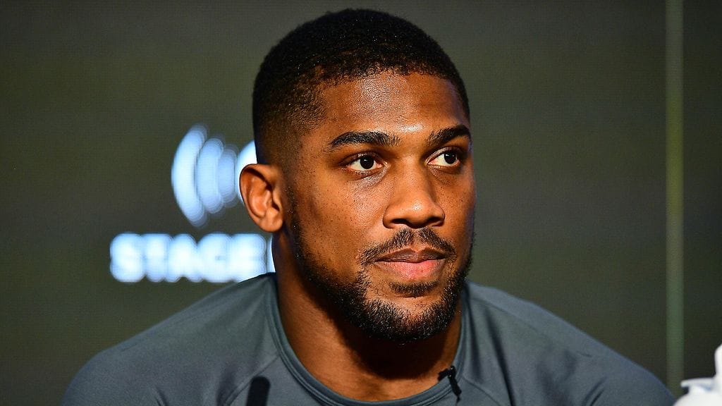 Anthony Joshua vihjailee Deontay Wilderin kohtaamisella.