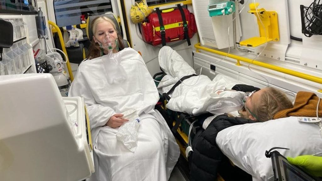 Pauli Klasilan tytär Hetan ja pikkuserkkunsa tytär Lilja saivat happinaamarit ambulanssissa Lapissa häkämyrkytyksen jälkeen.