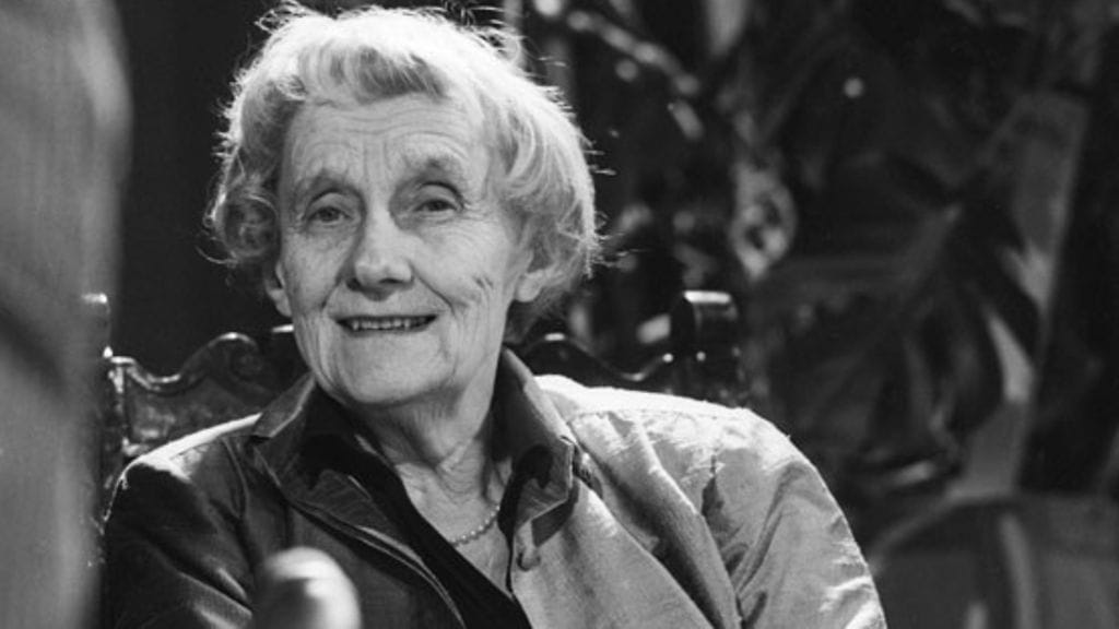 Kirjailija Astrid Lindgren Helsingissä Svenska Teaternin "Ronja Rövardotterin" ensi-illassa joulukuussa 1987.