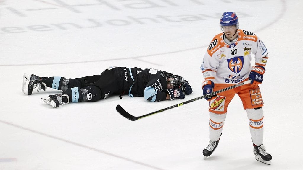 Ben Thomas lanaa etunimikaimansa Bloodin pukusuojaan – joutuu itse suihkuun