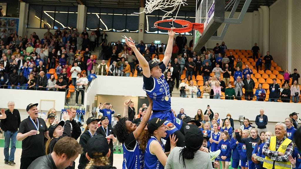 Kotkan Peli-Karhujen Roosa Lehtoranta ja joukkue juhlivat Suomen mestaruutta.