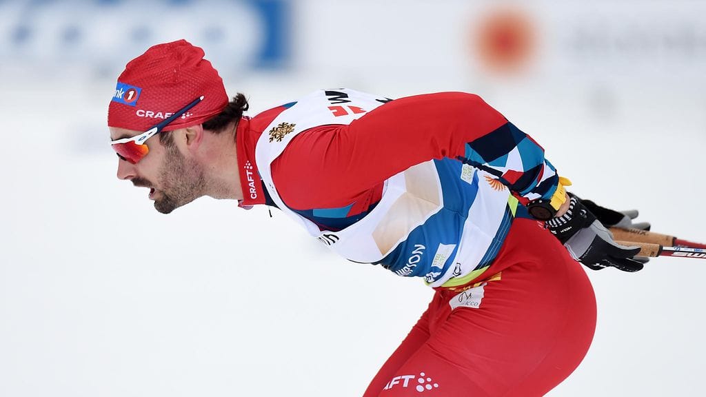 Holundin komea ura päättyy.