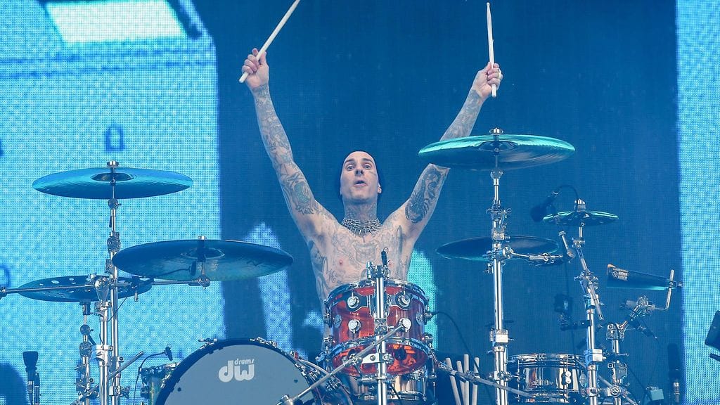 Travis Barker myy Blink 182 -muistoesineitään verkossa.