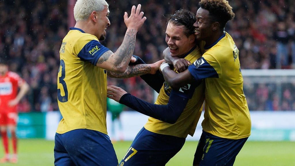 Joukkukaverit ottivat Casper Terhon (kesk.) syleilyyn suomalaisen maalin jälkeen.