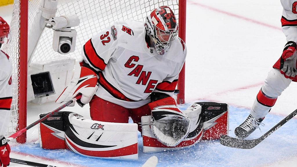 Antti Raanta on kantanut torjuntavastuun Carolina Hurricanesin pudotuspeleissä.