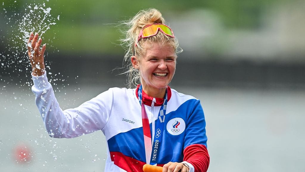 Hanna Prakatsen juhli soudun olympiahopeaa Venäjän olympiakomitean urheilijana Tokiossa heinäkuussa 2021.