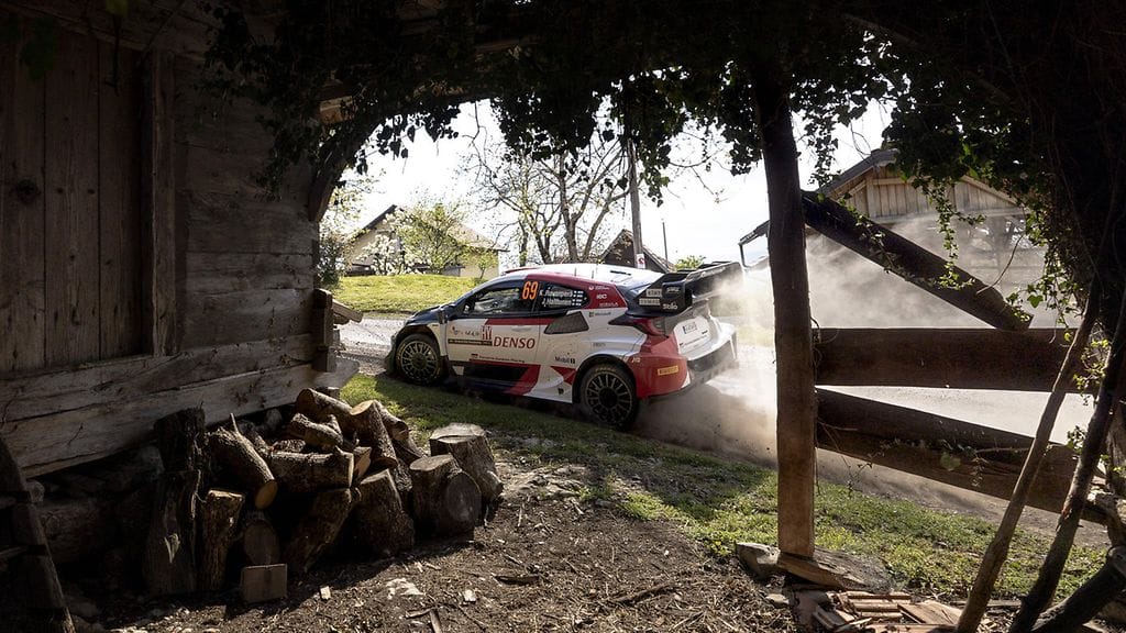 Kalle Rovanperä tykittää läpi kroatialaisen kylän.