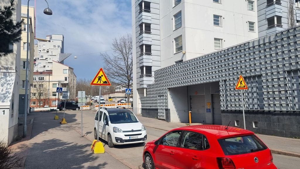 Nainen löydettiin pahasti loukkaantuneen Pikku Huopalahdesta Helsingistä.