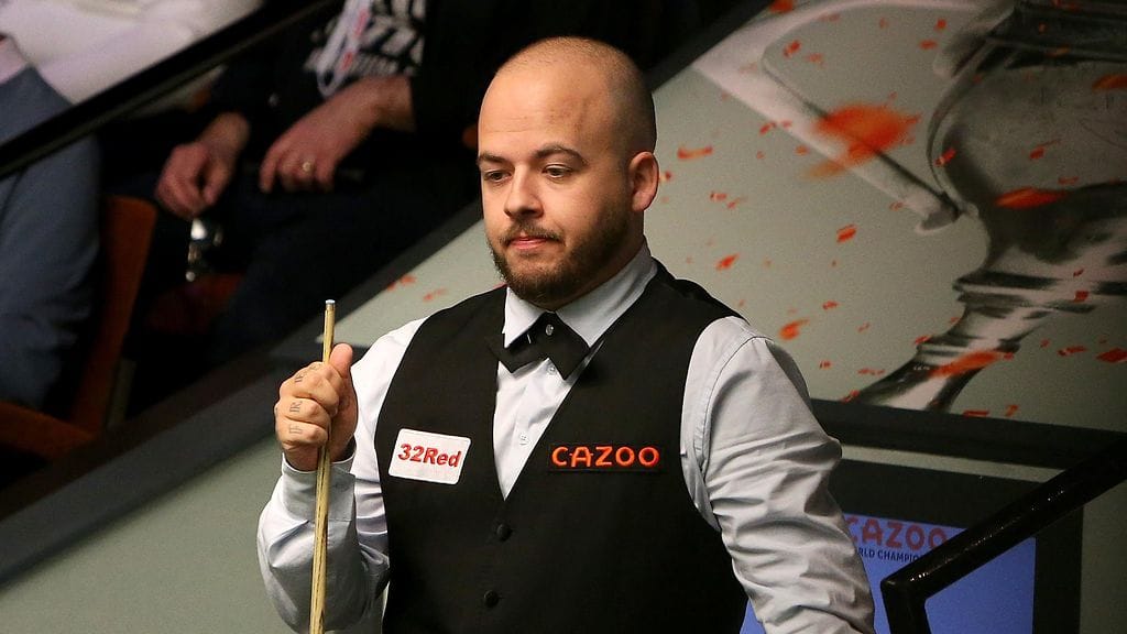 Luca Brecel esitti hurjan nousun voittoon MM-snookerin puolivälierissä.