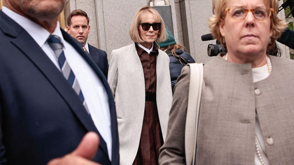 Trumpia vastaan todistanut kirjailija E. Jean Carroll (keskellä)  25. huhtikuuta.