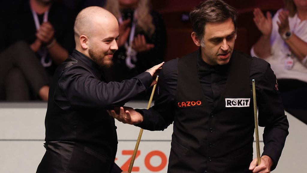 Luca Brecel (vas.) tyrmäsi Ronnie O'Sullivanin MM-kisoissa keskiviikkona.