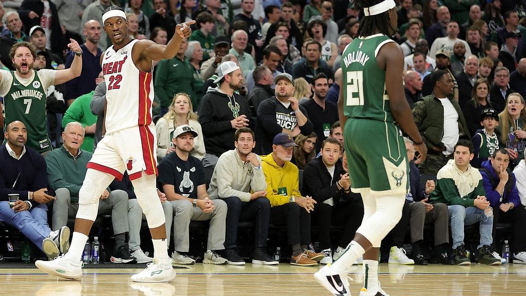 Jimmy Butler (vas.) oli jälleen kovassa iskussa Miamin voitossa.