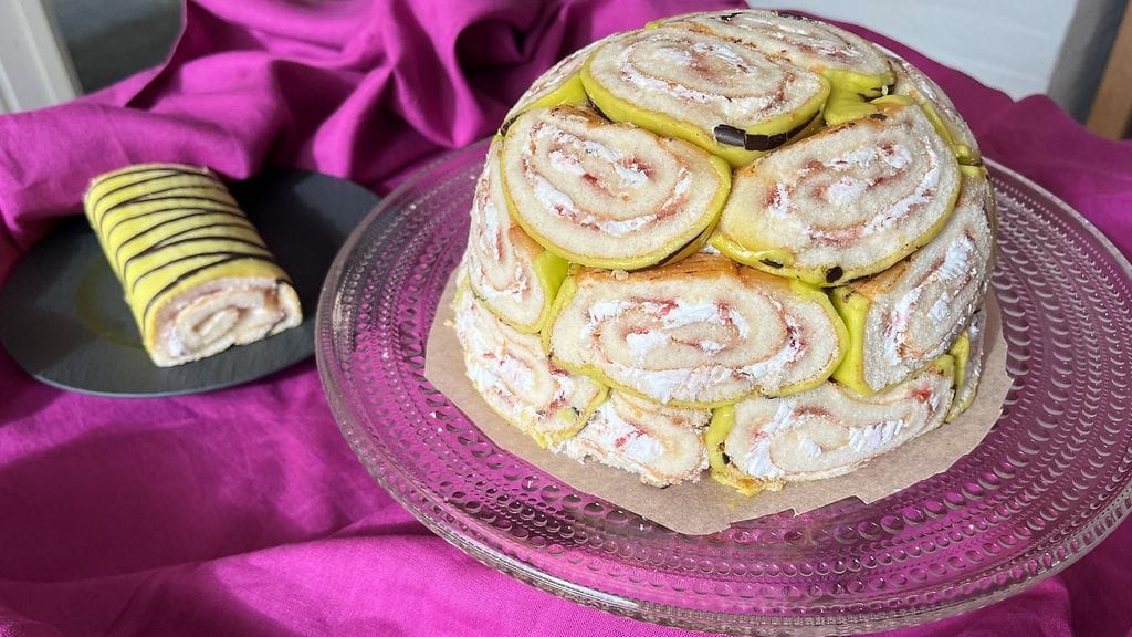 Cha Cha Charlotte -kakku on saanut inspiraationsa perinteisestä Charlotte-kakusta. Tämä kakku täytetään piña colada -moussella.