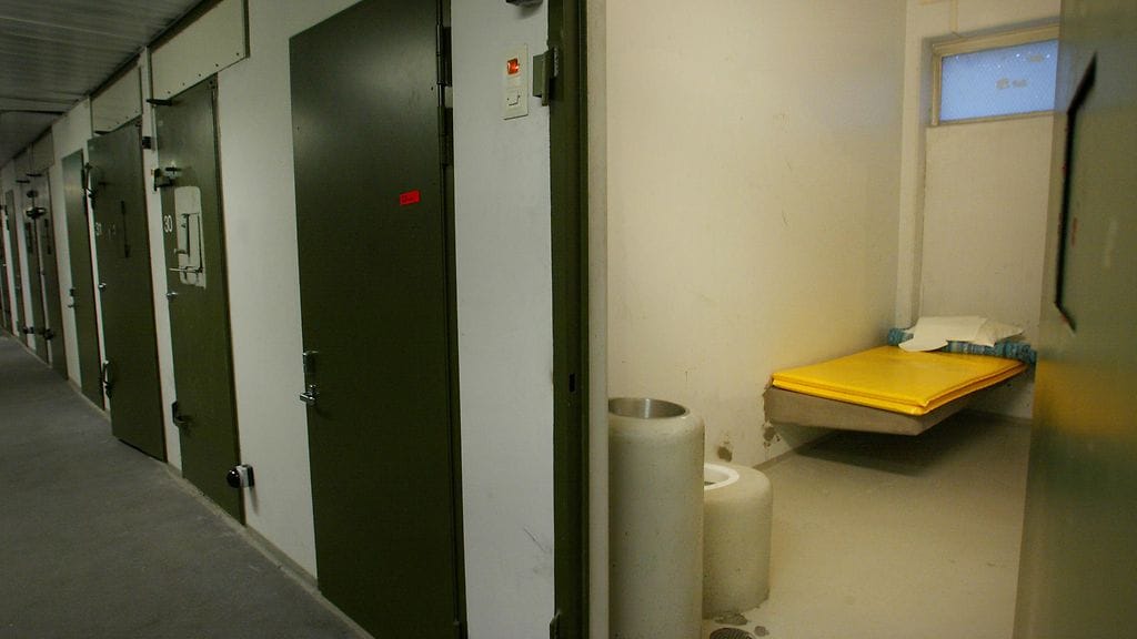 Alaraajahalvaantunut mies vietiin putkaan ilman pyörätuoliaan. Kuvituskuva.