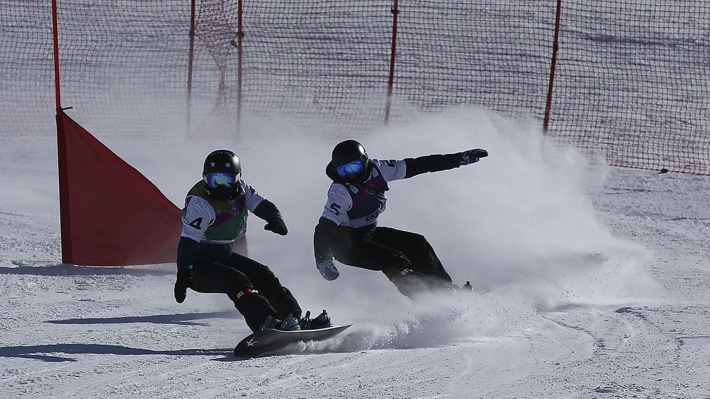 Maisie Hill (oik.) laski viidenneksi vuoden lumilautacrossissa vuoden 2017 Euroopan nuorten olympiafestivaaleilla.