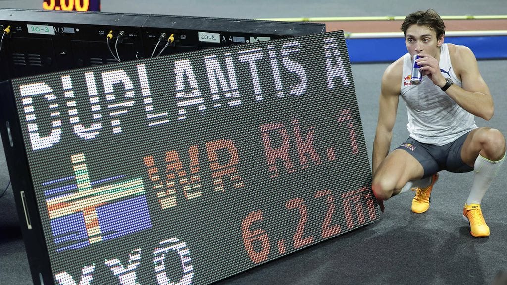 Armand Duplantis on tottunut tehtailemaan ME-lukemia. Kuva hallikisoista Ranskasta viime helmikuulta.