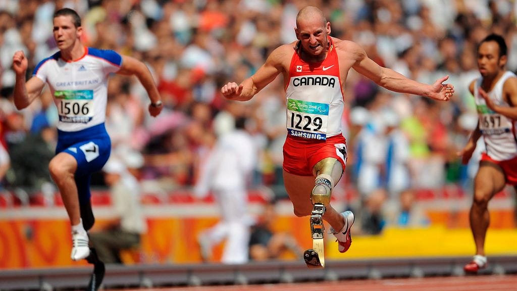 John McFall (vas.) voitti pronssia Pariisin paralympialaisissa vuonna 2008.