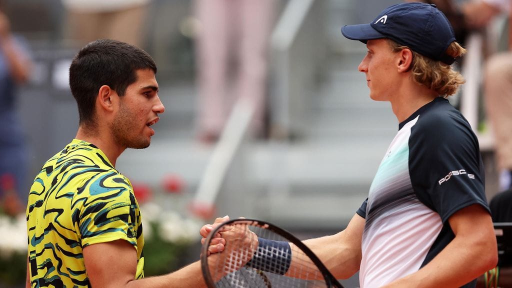 Carlos Alcaraz (vas.) voitti Emil Ruusuvuoren tiukassa ottelussa.