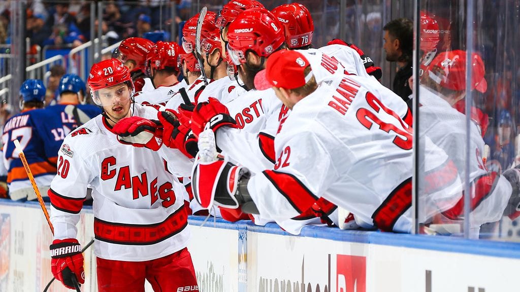 Sebastian Aho siivitti joukkueensa jatkoon NHL:n pudotuspeleissä.