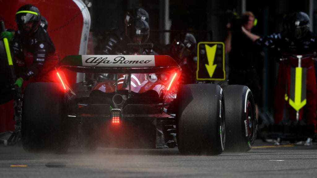 Valtteri Bottaksen auton peräpää sai vaurioita heti alkumutkissa.