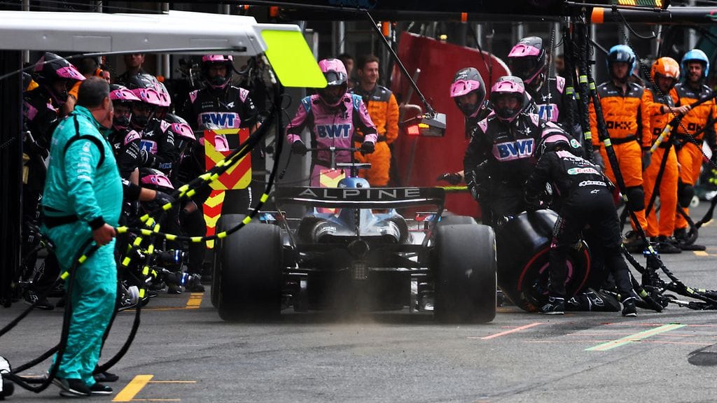 Esteban Ocon joutui varikon portilla väistämään valokuvaajia.