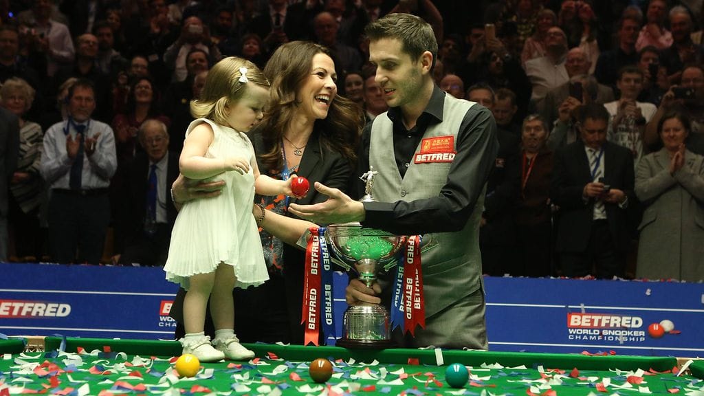 Kaikki näytti päälle päin hyvältä, kun Mark Selby juhli uransa toista MM-titteliä perheensä kanssa toukokuussa 2016. Näin ei ollut.