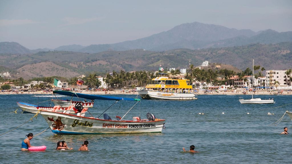 Turistibussi oli matkalla Tyynen valtameren rannalla sijaitsevaan Guayabitosin rantakohteeseen.