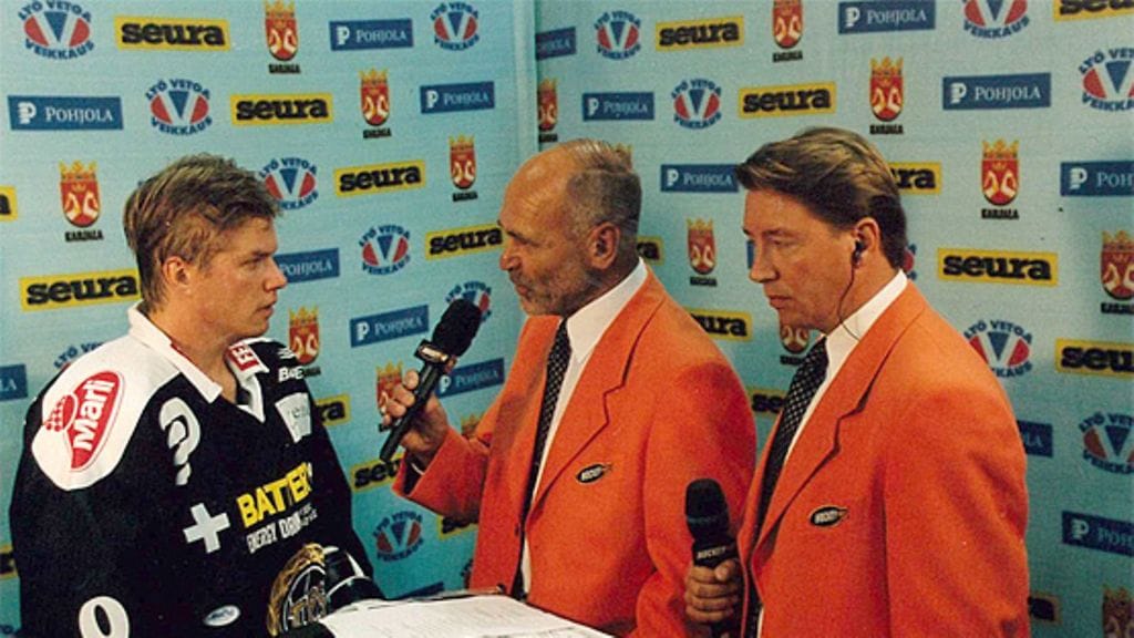 Hockey Night Pentti Lindegren haastattelussa Esa Keskinen. Vierellä Jari Kurri.