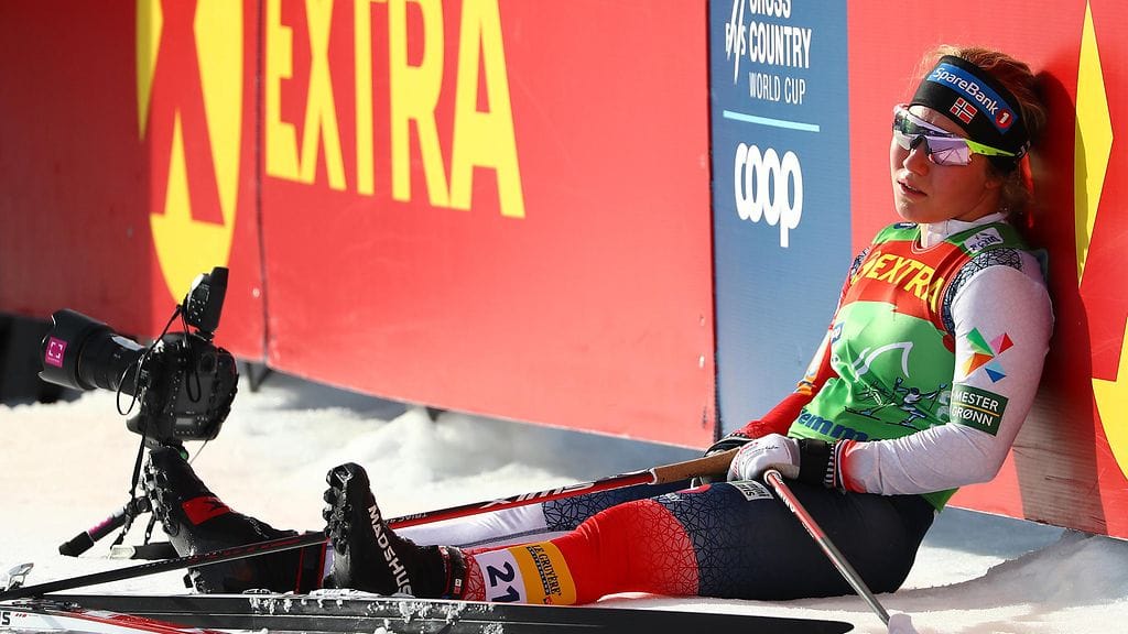 Kaudella 2022 tämä oli tuttu näky: Helene Marie Fossesholm istui pettyneenä maalissa pieneen menneen kisan jälkeen.