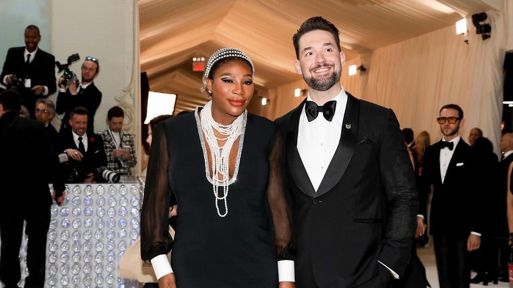 Serena Williams kuvattiin aviomiehensä Alexis Ohanianin kanssa Met Galassa New Yorkissa.