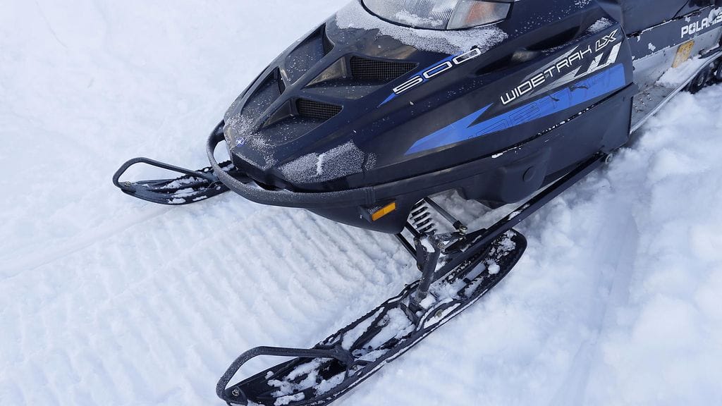 Moottorikelkkailija joutui Lapissa veden varaan. Kuvituskuva.