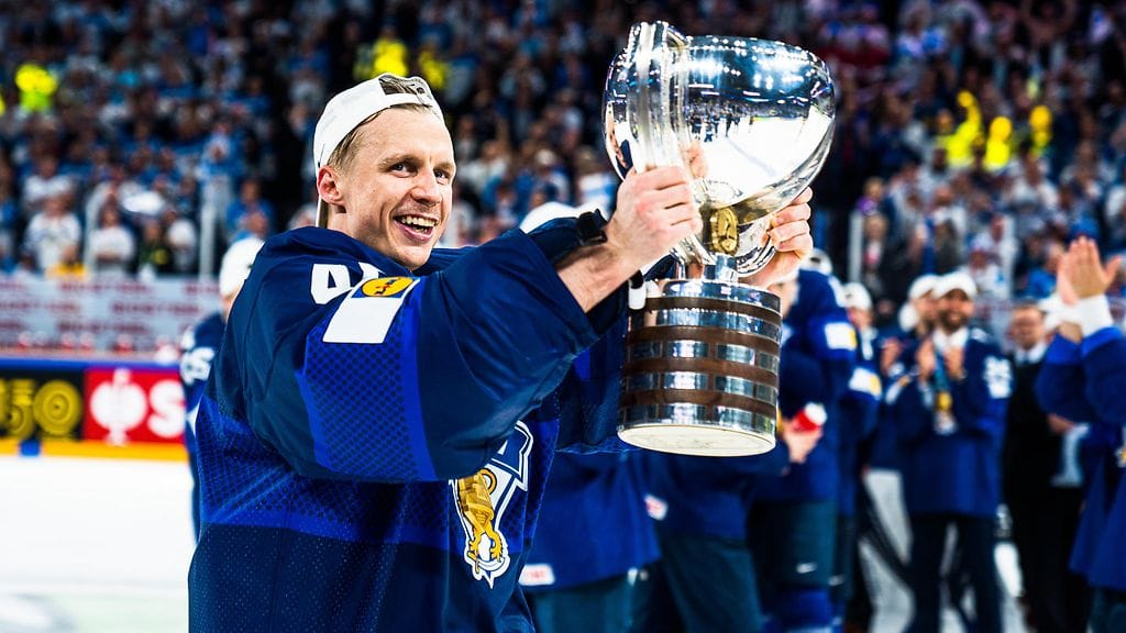 Ruotsin jääkiekon SHL:ään noussut MoDo tavoittelee Leijonien MM-kultavahti Jussi Olkinuoraa. Kuva viime vuoden MM-turnauksesta.